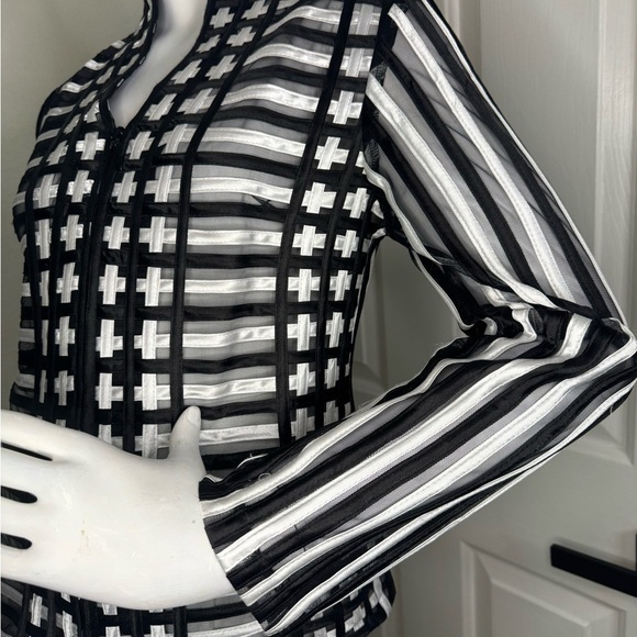 T&J Designs Black and White Graphic Tunic with Mandarin Collar - Picture 5 of 16